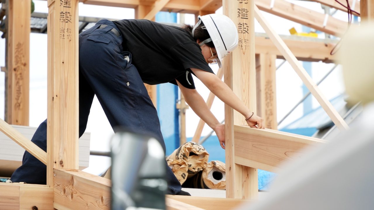 上棟現場で作業する薫大工
