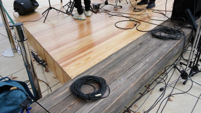 木のベンチと高さをあわせて会場と一体化したステージに
