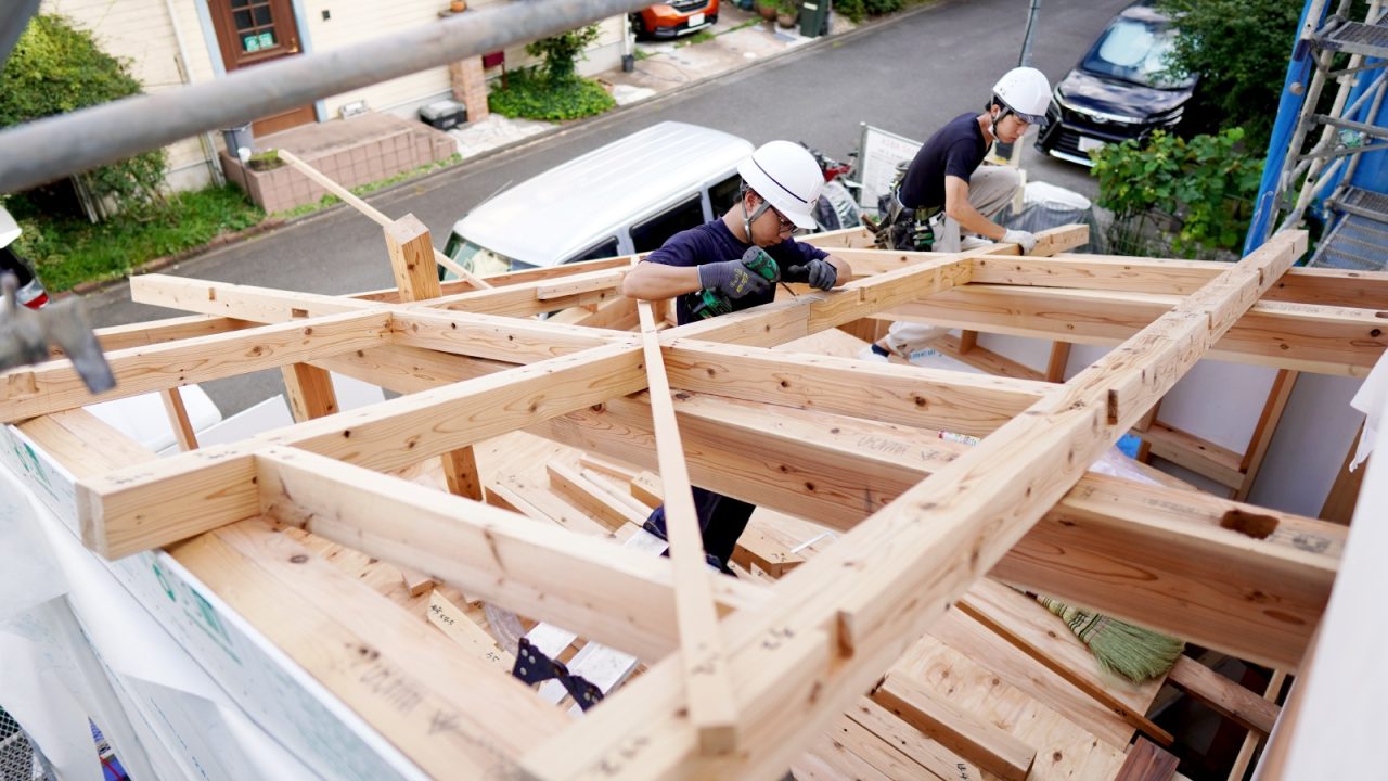 先輩の小林優太大工と一緒に下屋の屋根を組む谷口大工