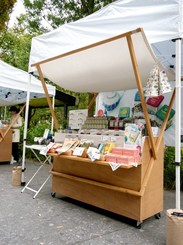 家具デザイナー小泉誠さんデザインの木の屋台。使わないときは折り畳んでコンパクトに収納できます。