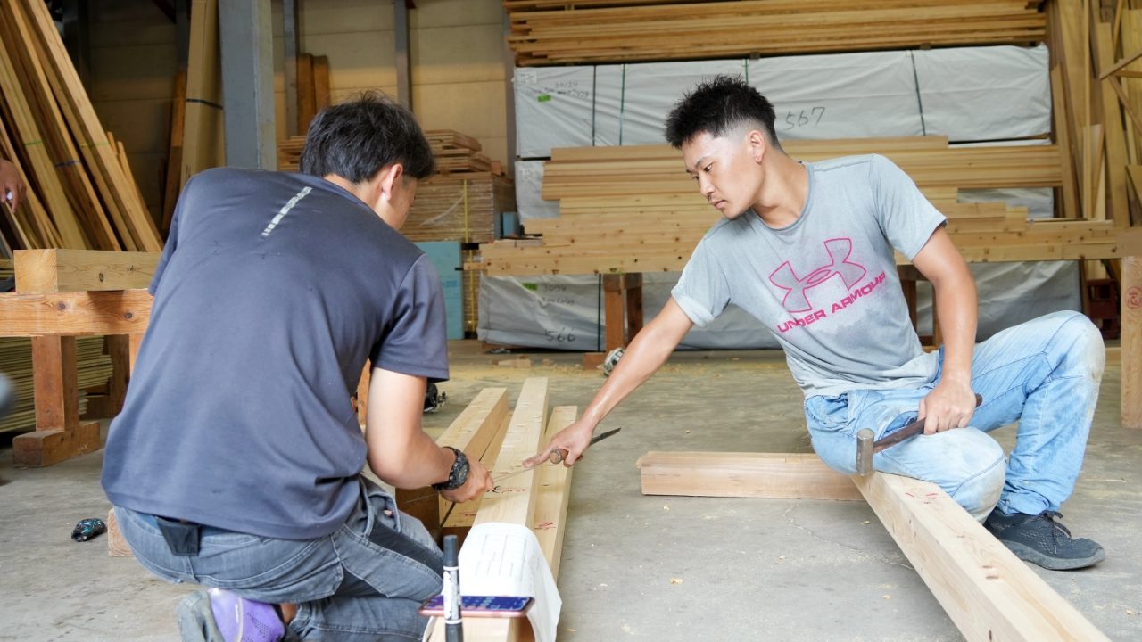 先輩の志村大工と一緒に手仕事での加工を教わる当麻大工