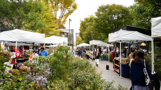 たくさんの出店者さんと来場者の方々で賑わっています