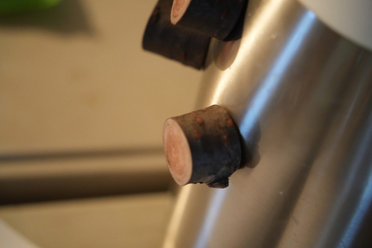 アイディアのなかから小泉さんが実際に試作してくださった木のマグネット。