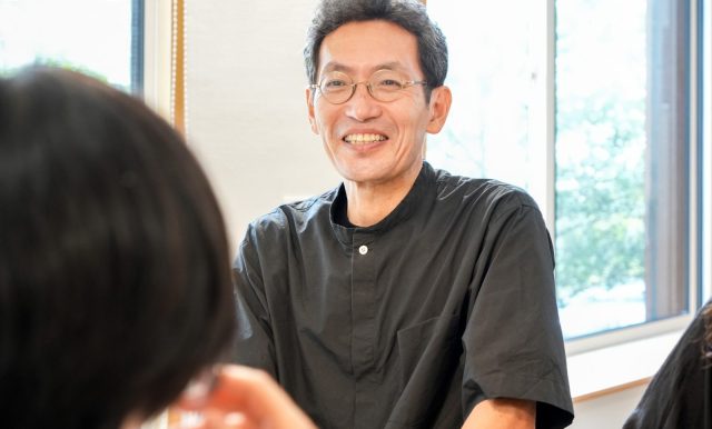 島田貴史さん。K様と設計当時のエピソードを振り返りながら。