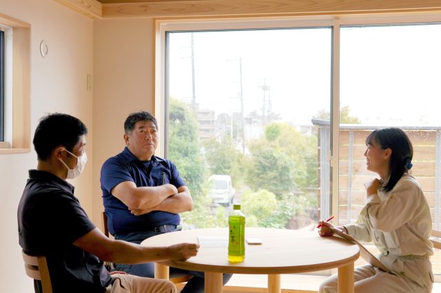 窓の奥に見える緑の植栽が綺麗な場所が角田さん(秋津園芸)の敷地。