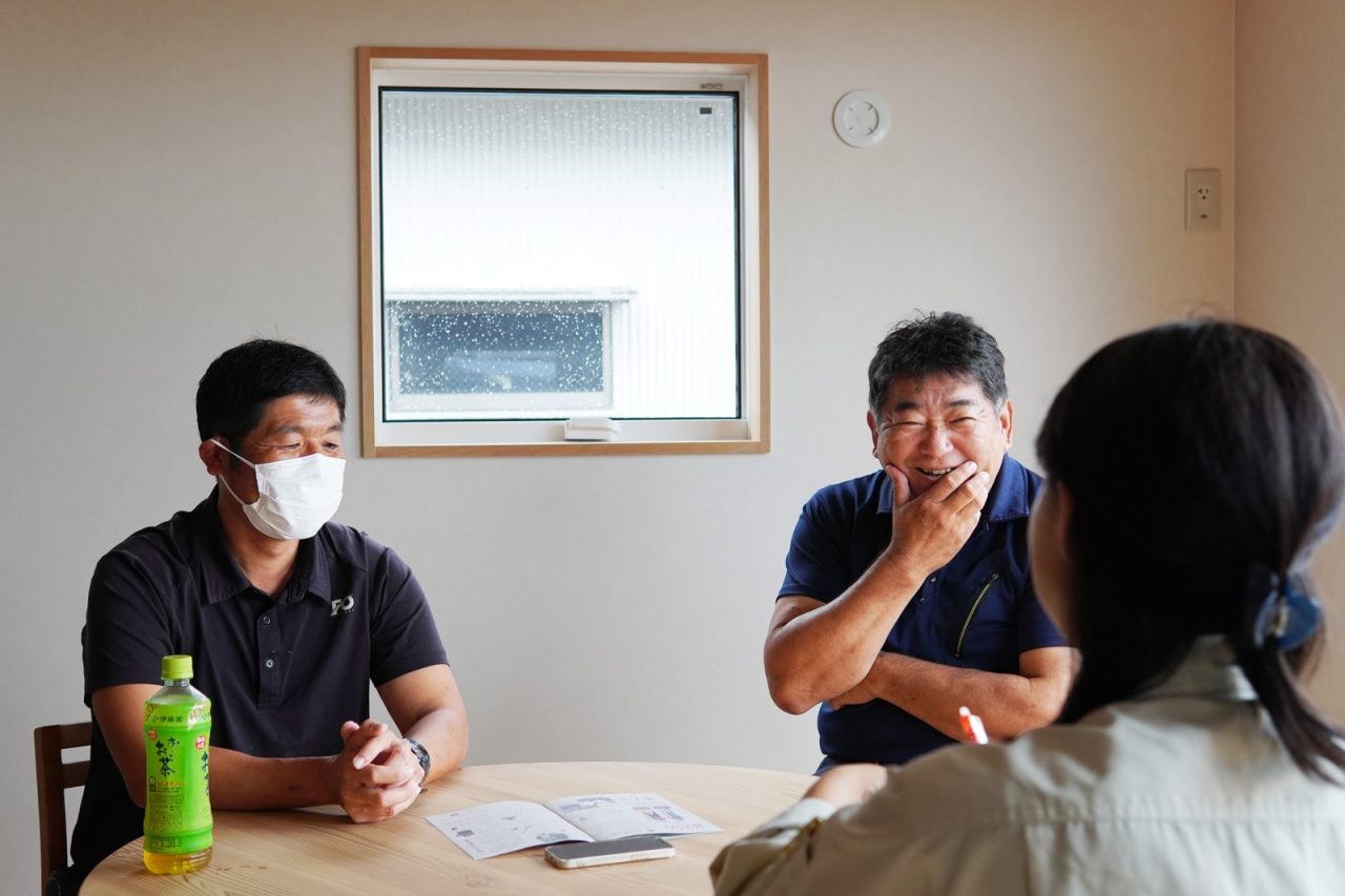 左)外構屋の尾崎晃さん/右)造園屋の角田憲一さん