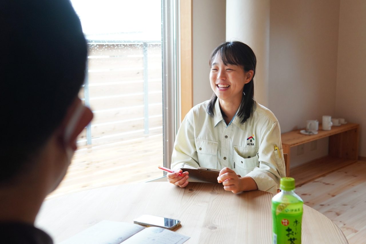 インタビュー担当の現場監督の麻生(あそう)