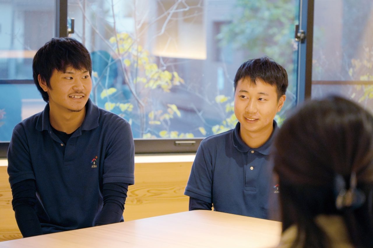 社員大工の当麻源基さん(左)と谷口智也さん(右)