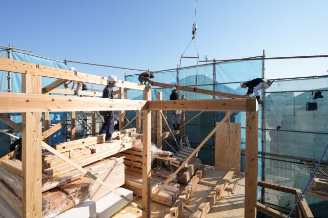 息をあわせて構造材を組んでいく大工さん達