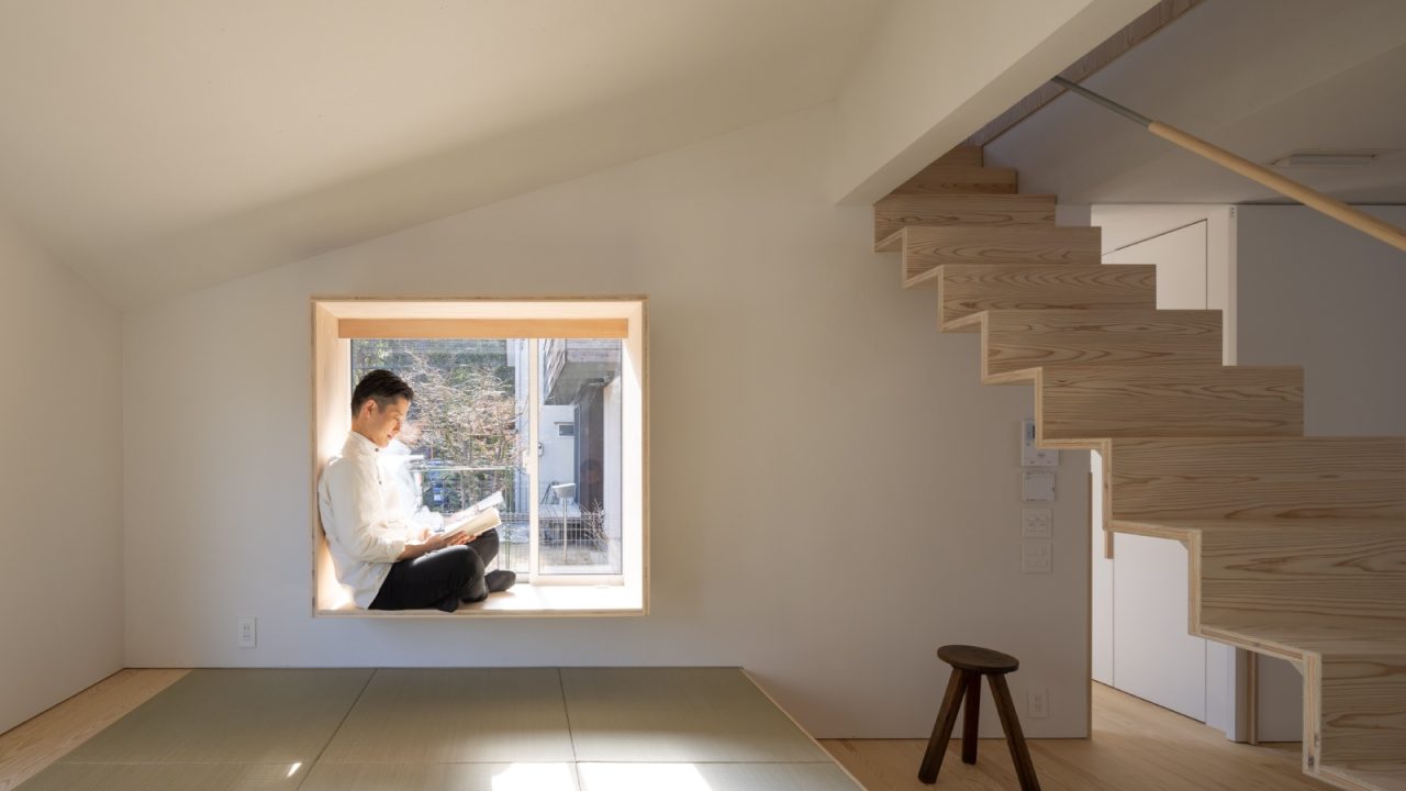 斜め屋根の形状が現れた内部空間。