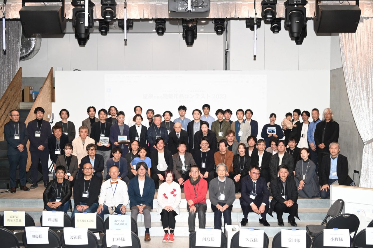 審査員や応募された皆さんでの記念撮影