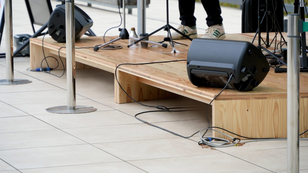 Jパネルを使って大工さんが製作した木のステージ