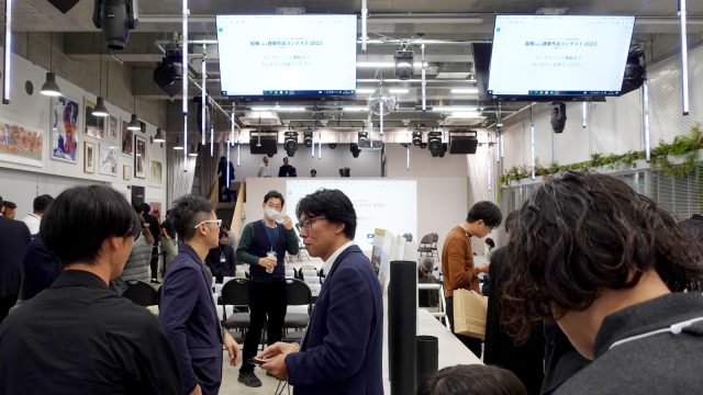 木造施設協議会でお世話になっている中山大輔建築設計事務所の中山大輔さんも大型ガルバ部門で優秀賞を受賞されていました！いとう家家族の写真を撮影して送ってくださり、こちらも本当に嬉しかったです。