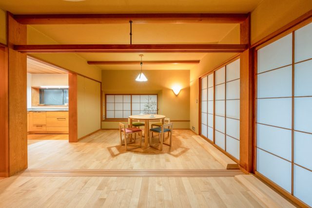 寝室から見た居間　広々とした一室空間に（竣工時撮影）