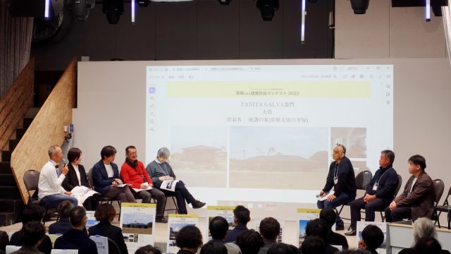 TANITA GALVA部門の大賞とアーキテクトビルダー賞の最優秀賞に選出された水戸のサンハウスの野辺さん。野辺さんとはFacebookでつながっていたものの初めてお会いできて光栄でした。我々家族の様子を写真で撮影して送ってくださいました（お優しい…！）