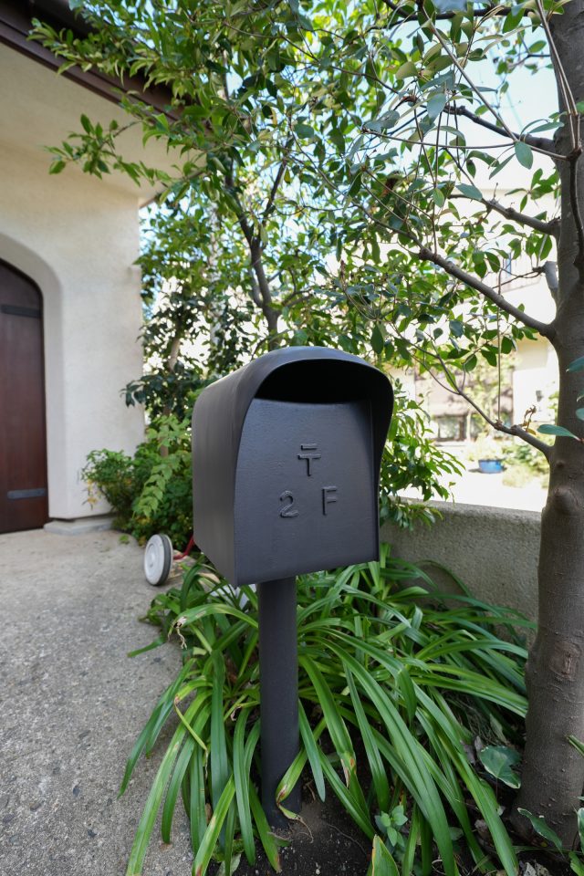 鉄の固さと丸く柔らかな形の対比が面白い、チャーミングなポスト。既存のものと同じ仕様でアイアン作家さんに製作を依頼しました。