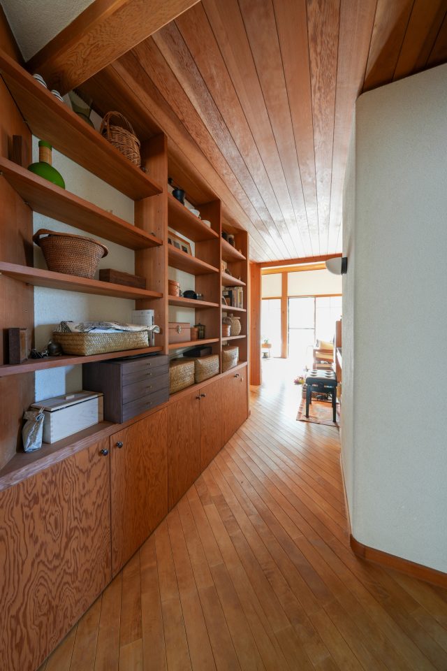 廊下の収納はまるでお店のディスプレイのよう。A様が選ぶもの一つ一つに民藝のような手仕事を感じる温かさがあり、空間にとてもなじんでいます。