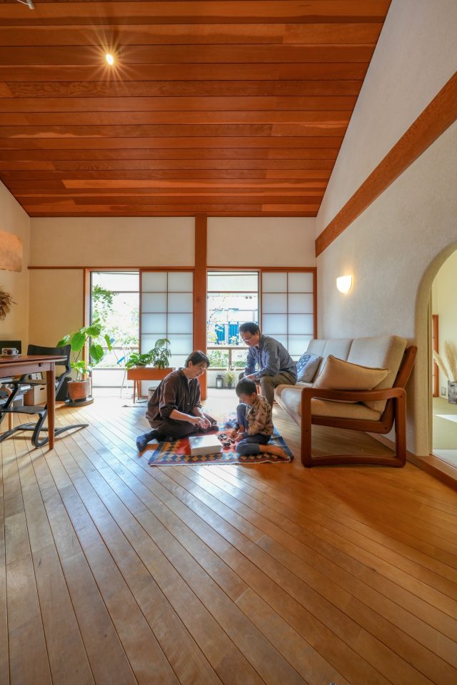 斜めに張られたフローリングが対角に目線を誘い、空間がより広く伸びやかに見えます。障子や畳、漆喰壁などの和風の要素とヴィンテージの北欧家具がうまく調和した落ち着いた空間です。