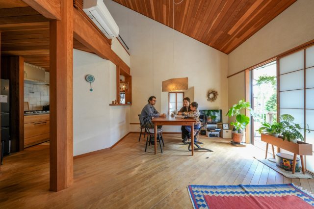 大屋根の形がそのまま現れた開放的なLDK。リノベーションではキッチンの間仕切り壁に開口を新設、お料理をしながらダイニングの様子を伺えるようにしました。照明はミナペルホネンの白樺のペンダントライトをご提案。