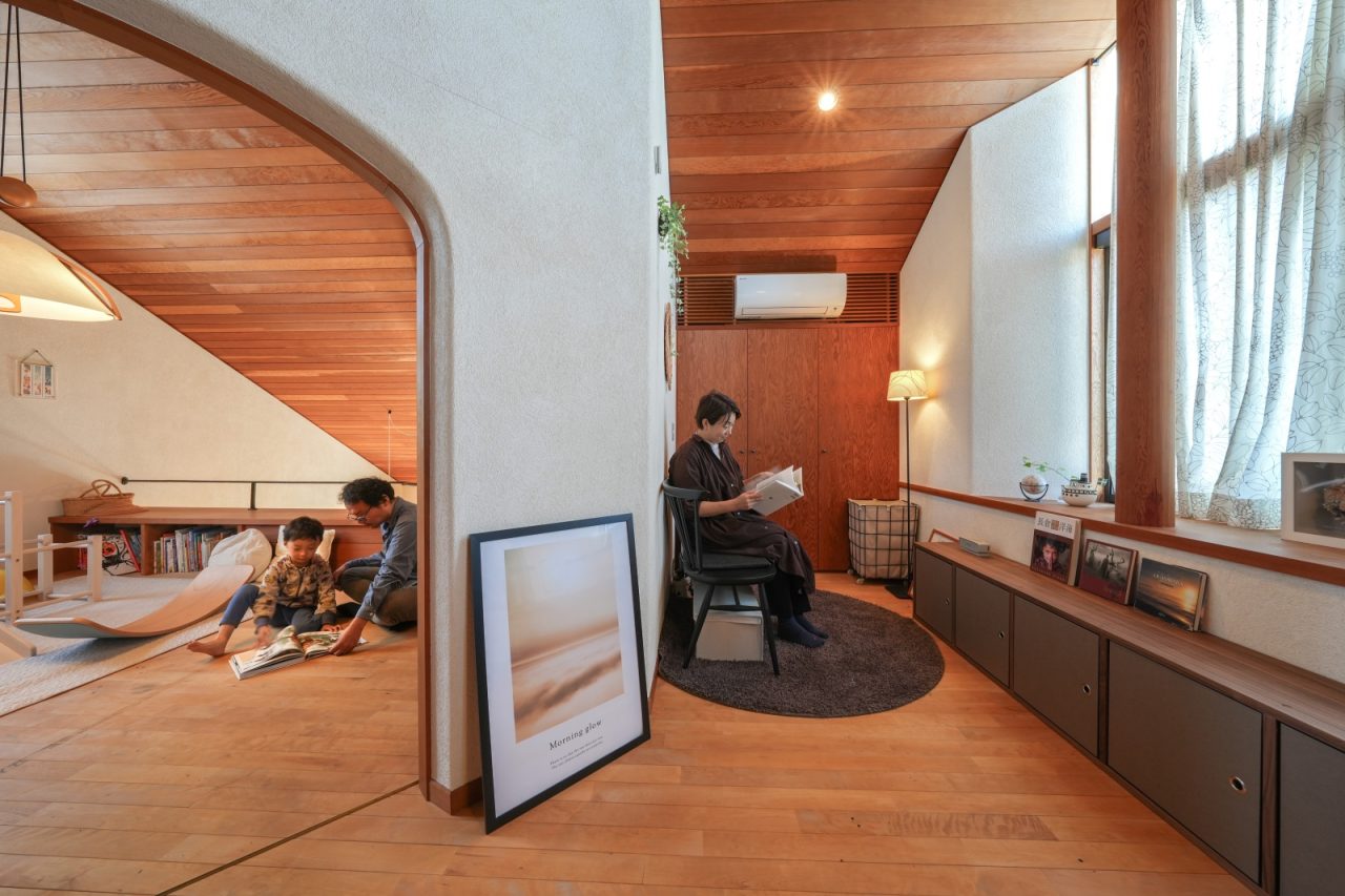 補修工事を中心に行ったロフト。板張りの天井に包まれ、山荘にいるような穏やかな雰囲気です。