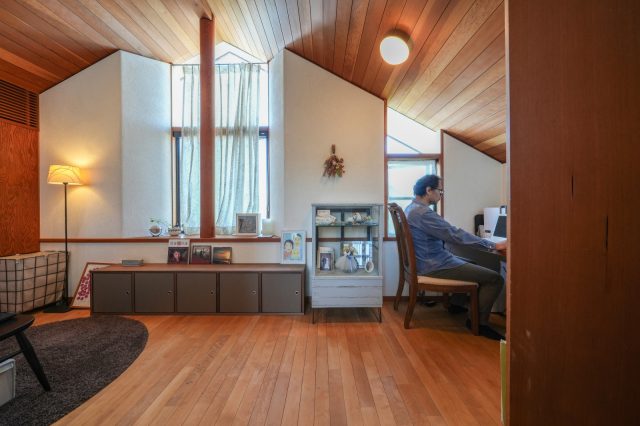 角はご主人の書斎に。傾斜天井にすぽっとハマるような形で作業に集中できそうです。かたわらに窓があるのも気持ちがいいですね。