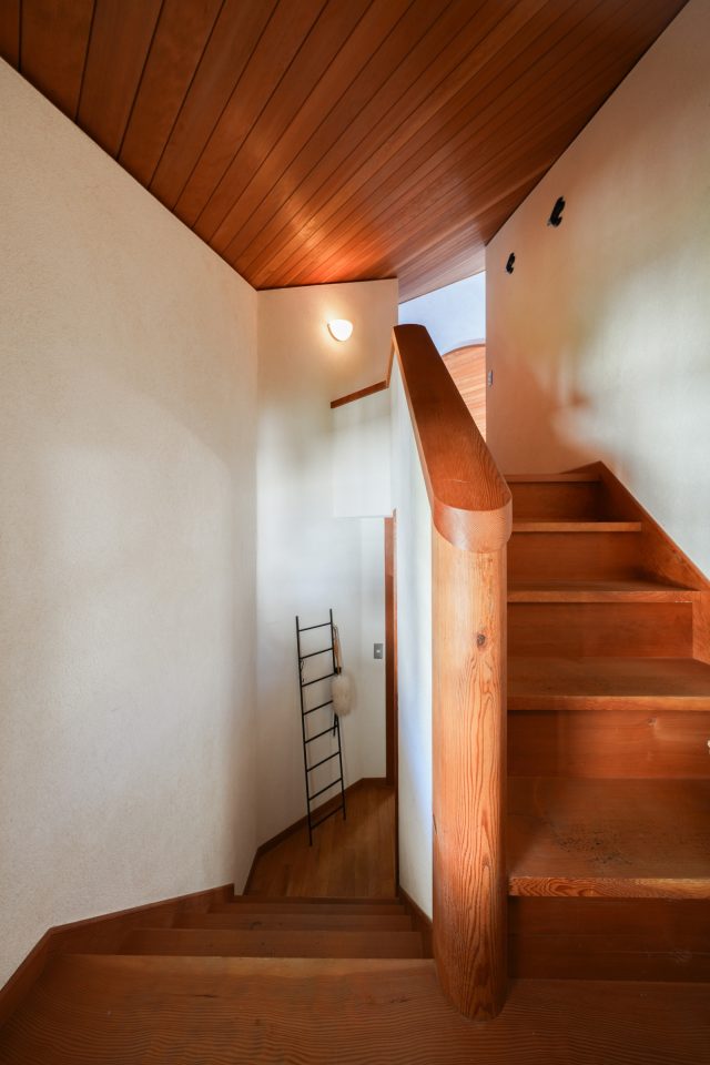 空間に対して斜めに配置された階段。かまぼこのような笠木など細部まで趣向が凝らされています。
