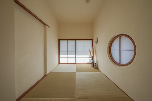 LDK横の小さな和室。お子さんの遊び場や客間として利用しています。