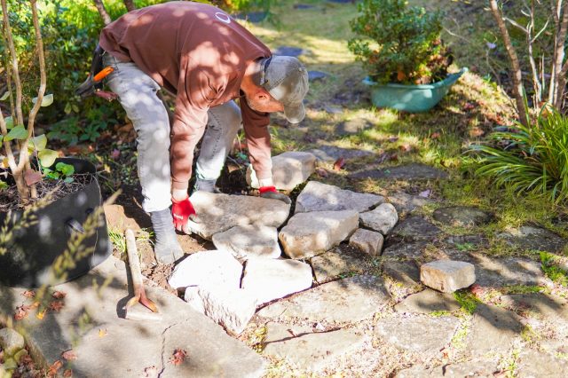 実際に並べて配置を検討。石は相木石。