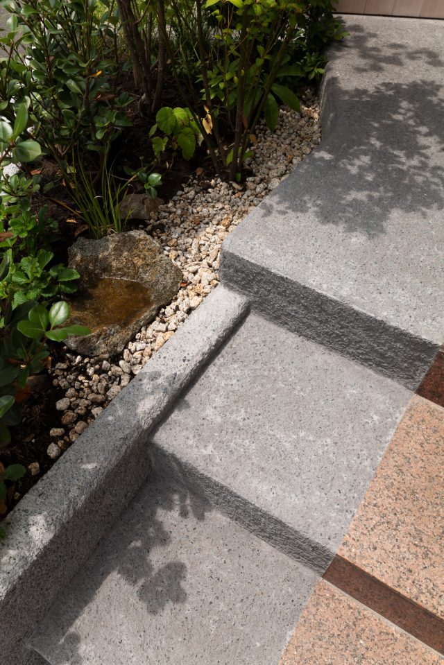 ハンマーで細かな刻み目をつける粗面の仕上げのことを「こたたき仕上げ」と言います