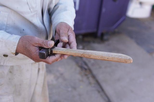 40年以上相棒のげんのう。柄の先でコツコツタイルを叩いて調整するので削れて尖っています