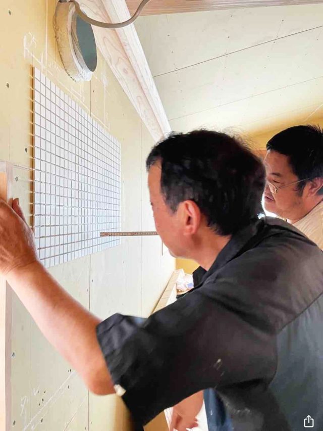 タイルを貼る位置と目地の確認をされる里見さん