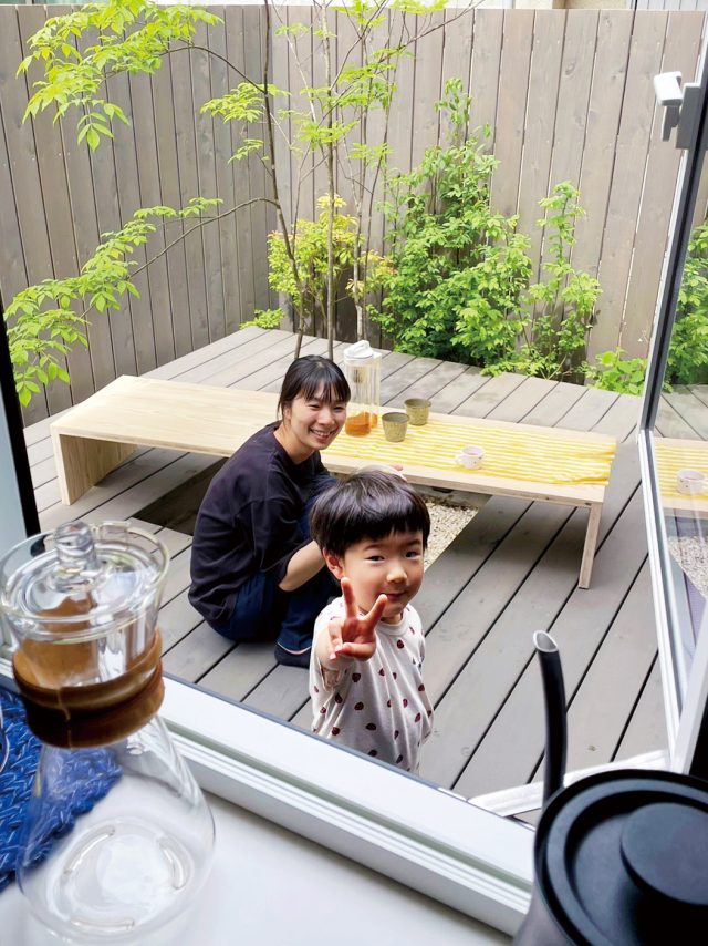 キッチンの窓からも見える北側デッキも居心地の良い空間。家中たくさんの居場所を楽しんでいます。