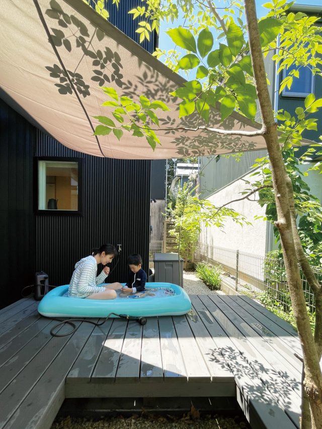 家でアウトドアや水遊びができるデッキは、小さな子どものいるお家に特におすすめです。