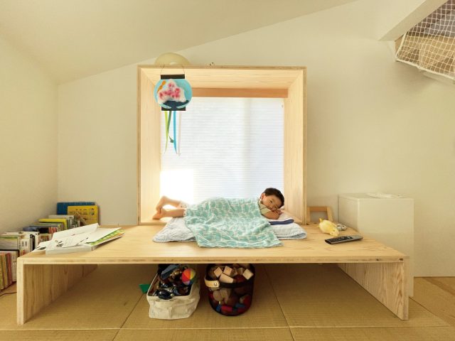 窓ベンチと階段がお気に入りという息子さん。家族の中で一番自然素材の空間を満喫しているそう。