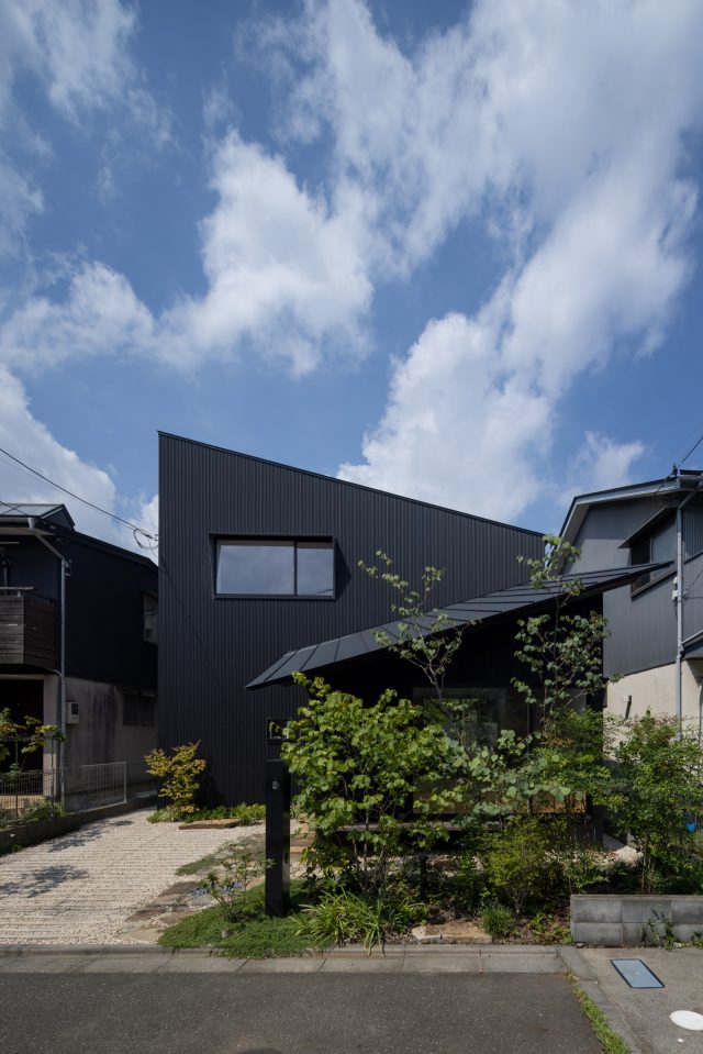 相羽建設の分譲地に建ついとう家の住宅。ガルバリウム鋼板と焼杉の対比が特徴的な外壁が素敵です。造園は造園家の小林賢二さん。庭の手入れも家族で協力して行っています。