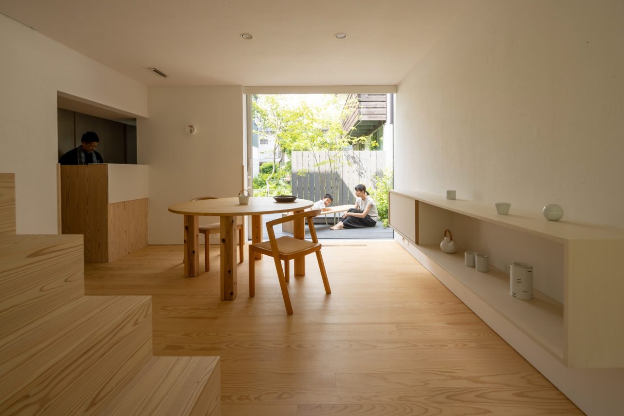 床は登米町森林組合の赤松。漆喰の壁にはainohaのバックナンバーを小さくカットしたものが練り込まれています。漆喰の表情に合うようラワン材に白の塗装を施した壁面の造作家具は、ふれるところに無垢の木を使用しています。