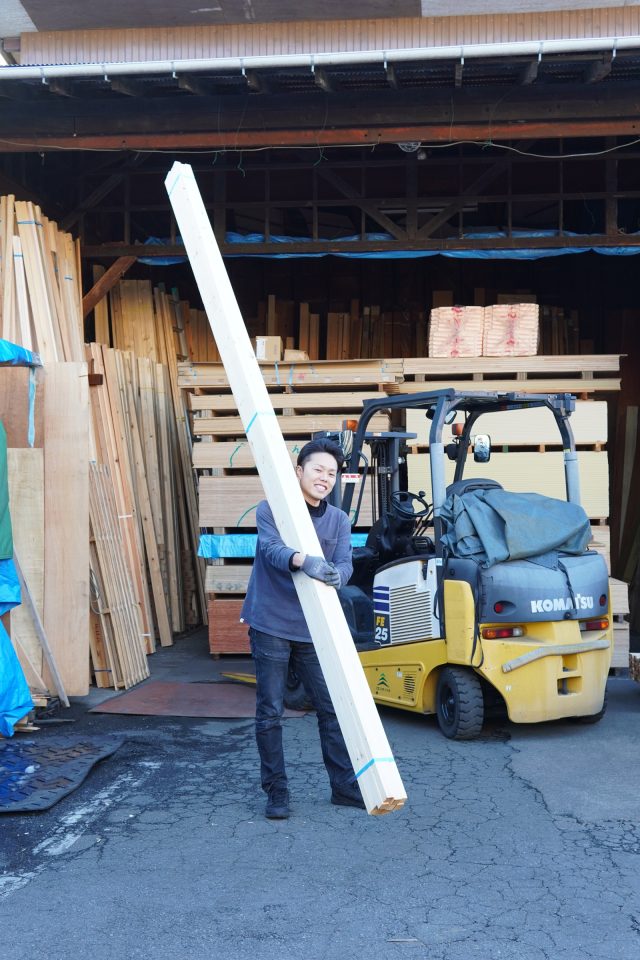 大きな木材も軽々運びます