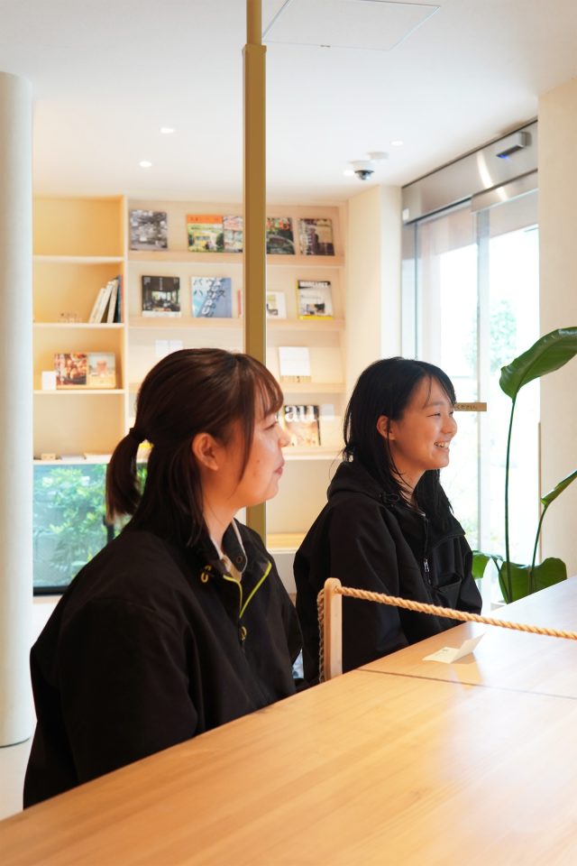 インタビュー担当の現場監督の小出（こいで）と麻生（あそう）