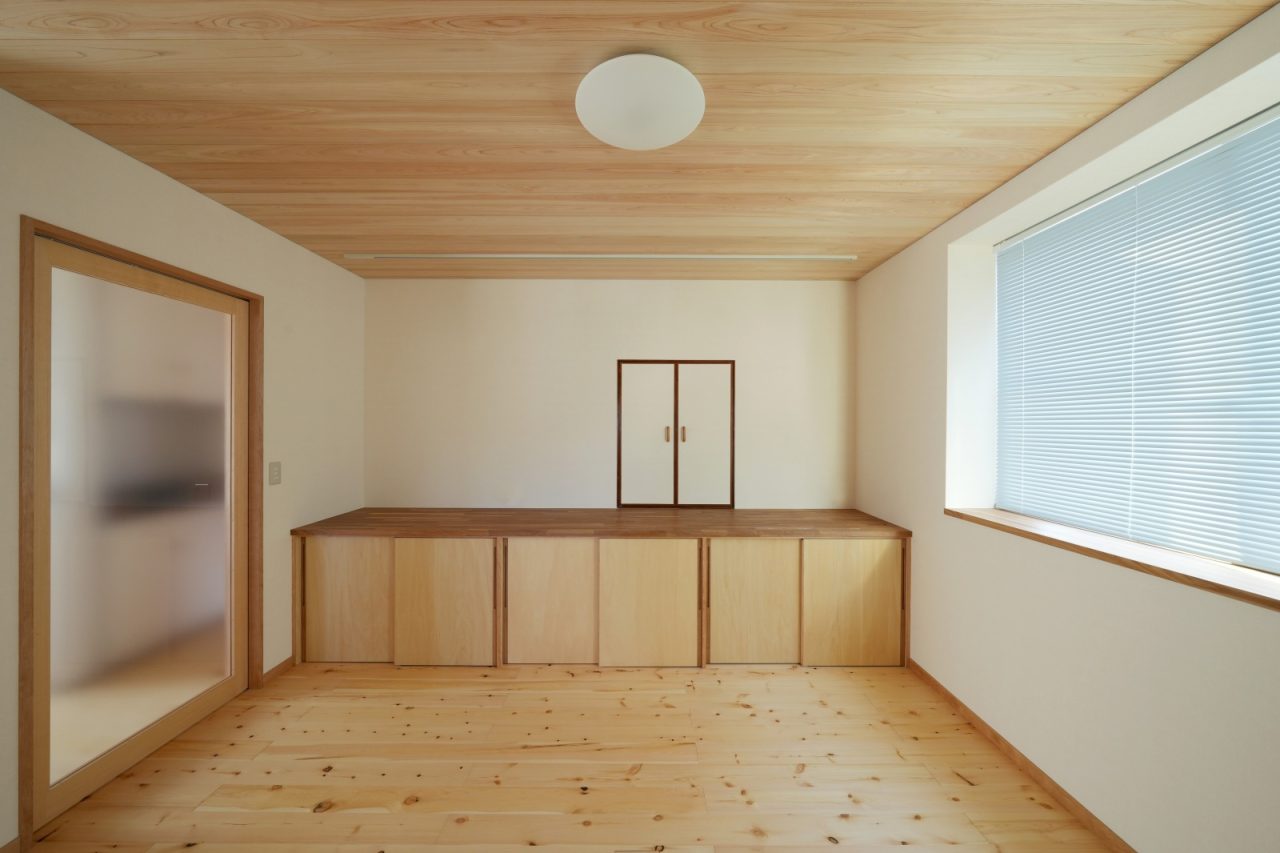 DIY壁面収納の開扉の位置に合わせて、造作収納の高さを決定。既存のものを大事に設計。