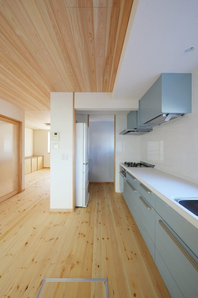 ご夫妻で何度もショールームに足を運び、じっくり吟味して選んだキッチン。色は奥様の好きな淡い水色を選択。キッチンの奥には食材をたくさんしまえるパントリーがあり、壁の色もキッチンと合わせて淡い水色になっています。