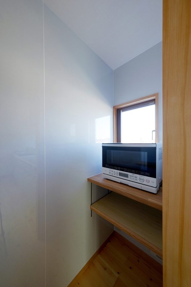 キッチン奥にはパントリーを設置。食材だけでなく小型調理家電も置けて、調理準備時間も短縮。 