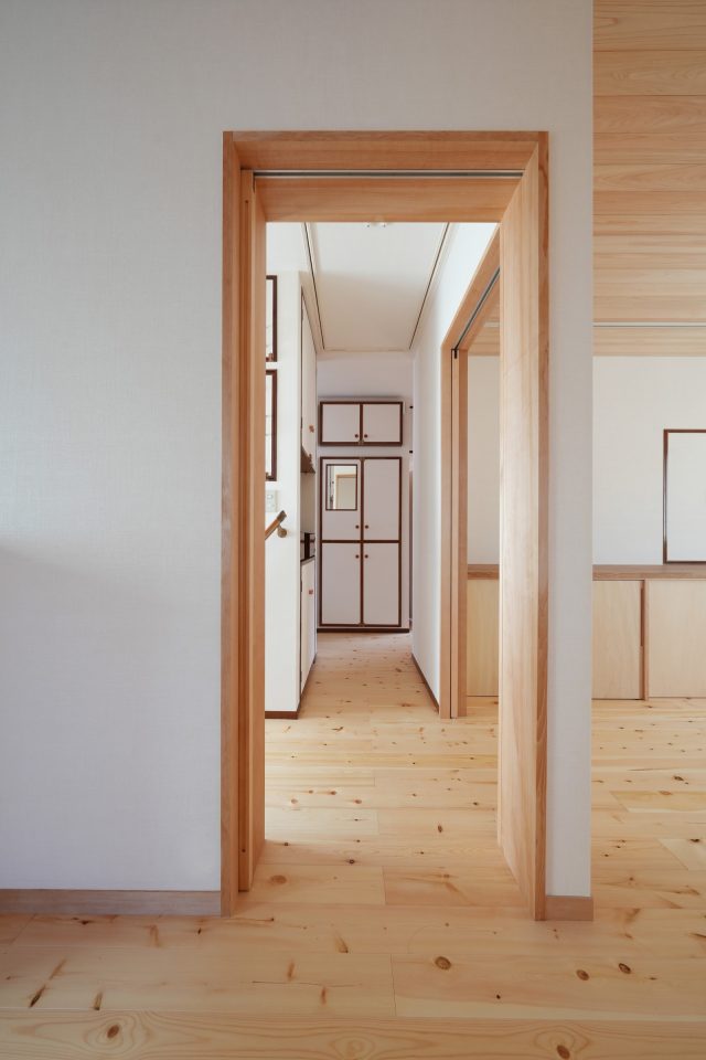 室内壁を取り、リビングダイニングと廊下の床をひと続きとしたことで生まれた空間の広がり。