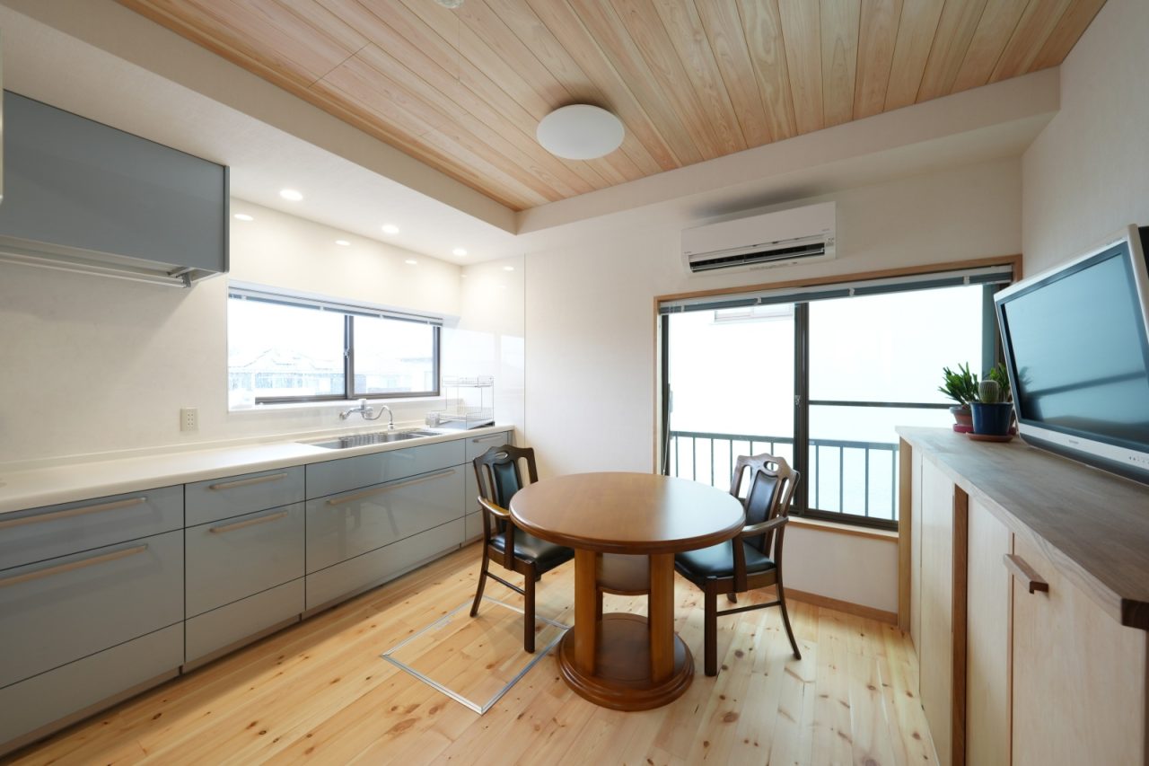 釣りが趣味のご主人。釣ってきた魚を調理しやすいように長い調理台を希望されました。キッチンが広くなったことで作業も捗るそうです。ダイニングには夫婦二人の食卓にちょうど良いコンパクトなカフェテーブルを設置。