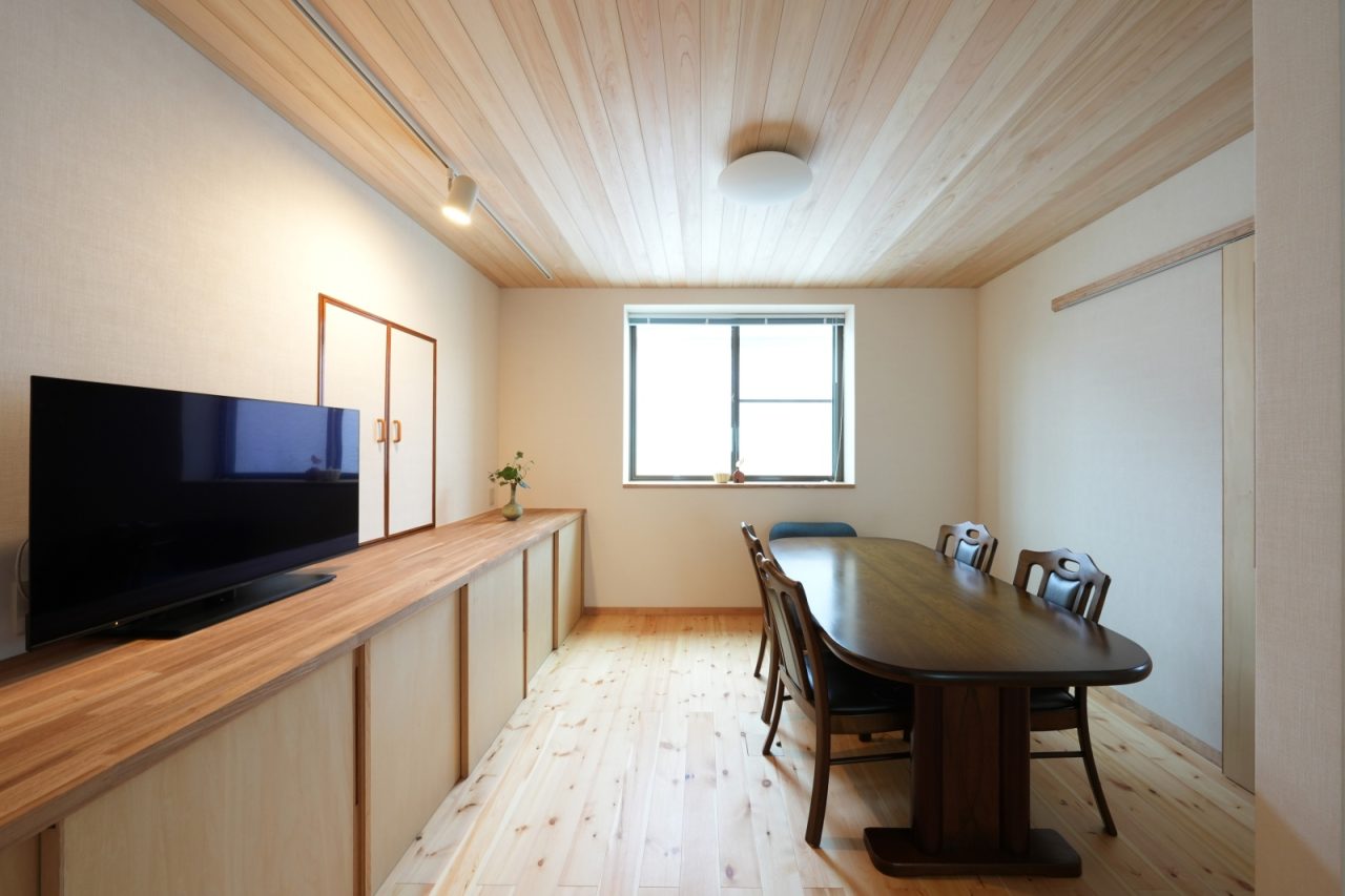 リビングには収納たっぷりの造作戸棚をつくり、奥様の趣味であるミシン、手織り機、布類、クラフトテープなどの道具、素材を全て収納。「これつくりたい！」と思い立った時にすぐに取りかかれるのがお気に入りとのこと。