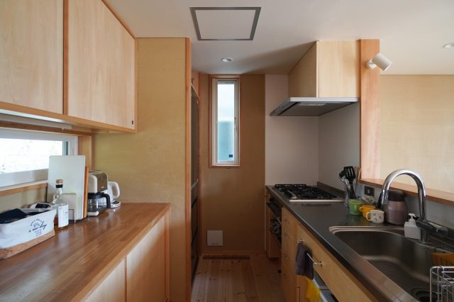 たっぷり収納と広いカウンターが魅力のキッチン