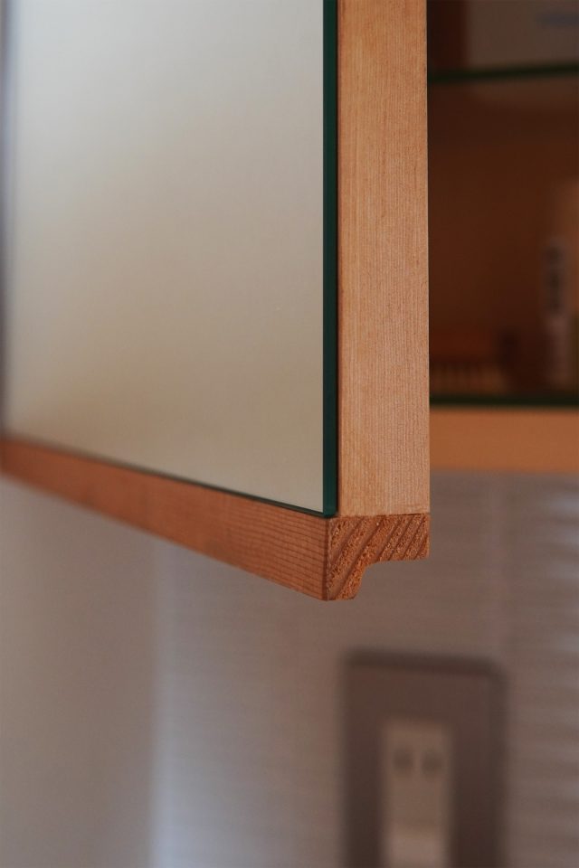 洗面の棚の手掛けは建具屋さんの手加工によるもの