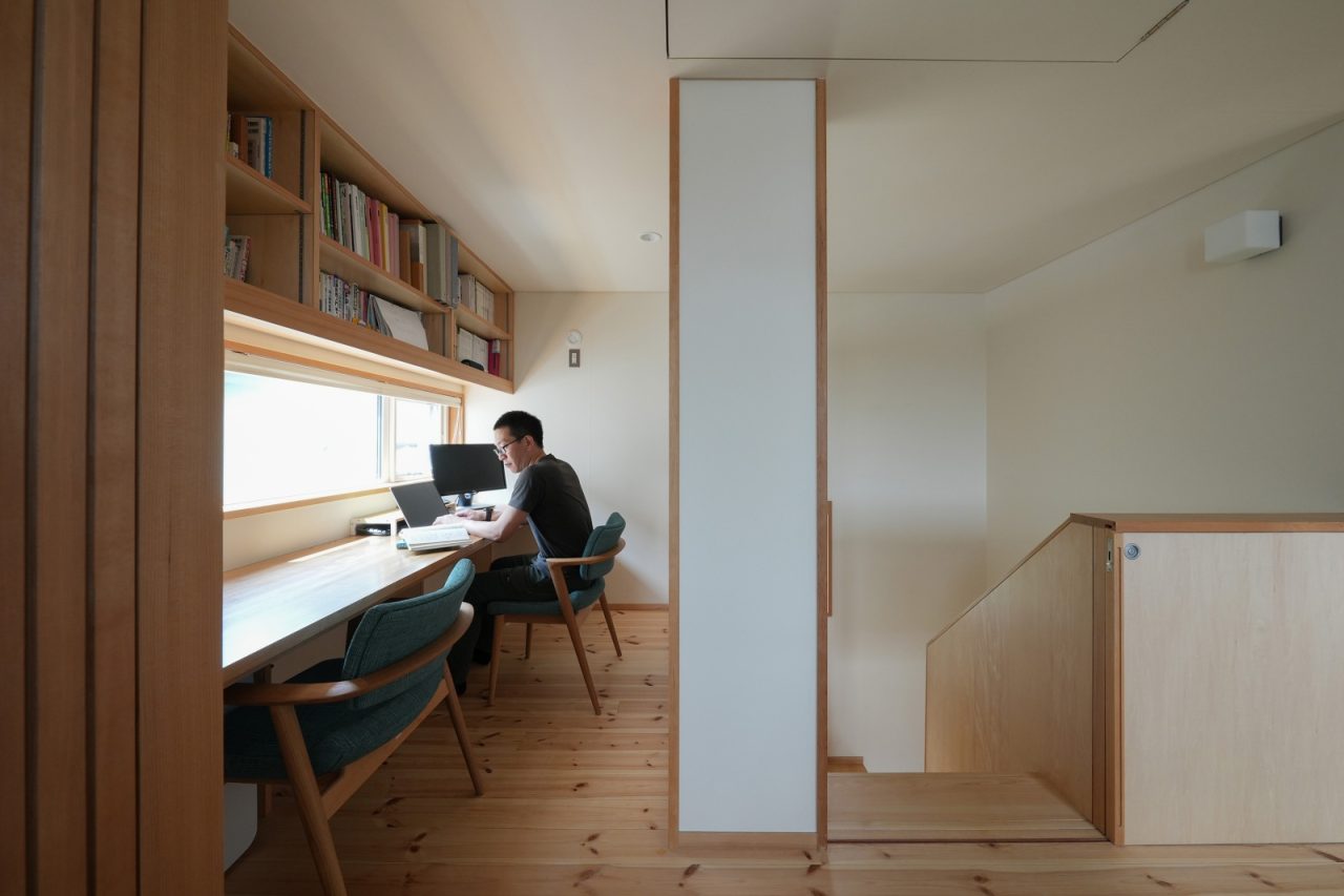 デスクスペースで仕事をするご主人