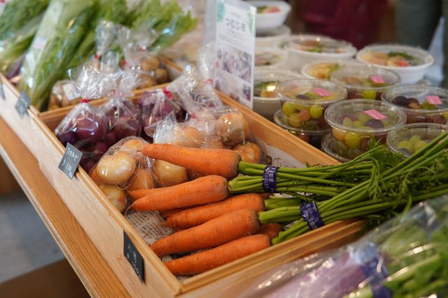 季節の野菜が並びます
