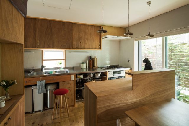 1階の造作家具・建具はラワン(着色)で、落ち着いた色味に。