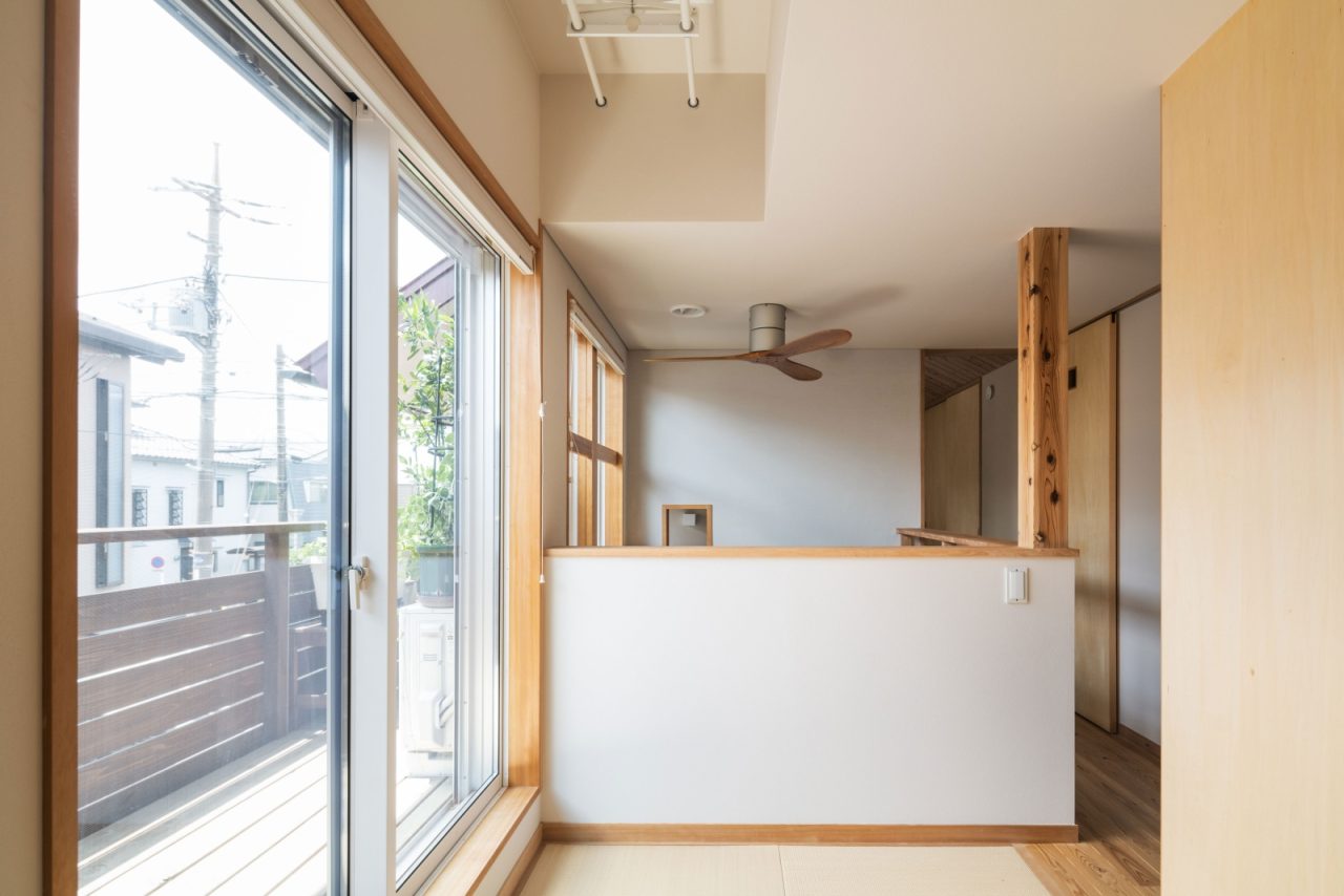 吹抜け横の畳スペースは休憩や洗濯物を干す・畳む、家事室に。